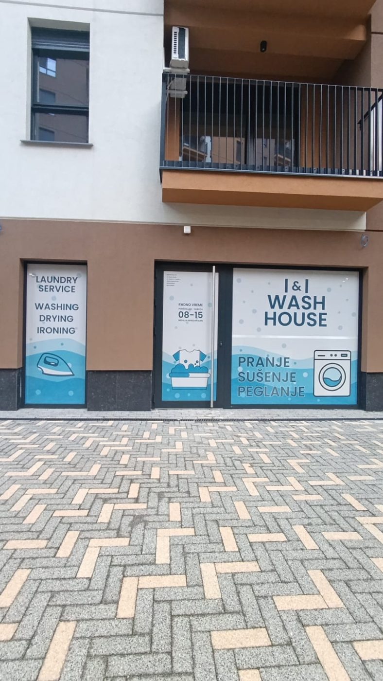 Izlog vešeraja I&I Wash House u Tesla Palace, Kragujevac